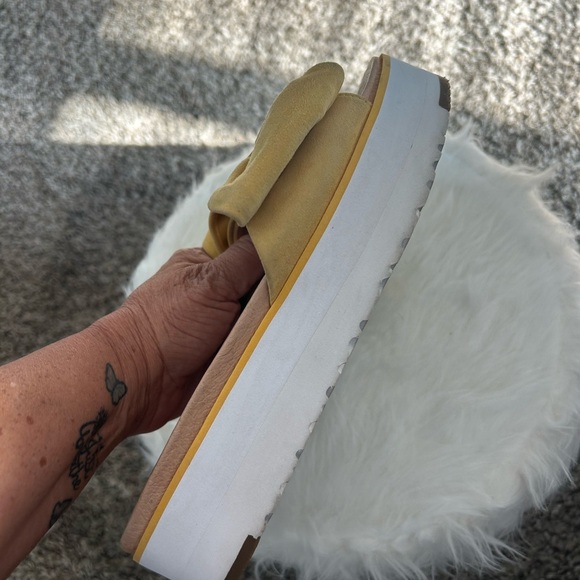 UGG • Yellow Bow Suede Slip On Sandals • 7.5 • - Picture 7 of 9